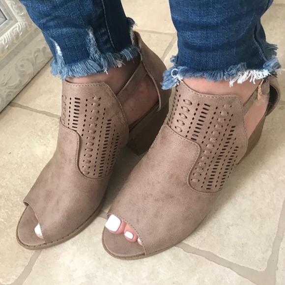 LAST 1️⃣ Cut Out Block Bootie Peep Toe Heel - Picture 4 of 6